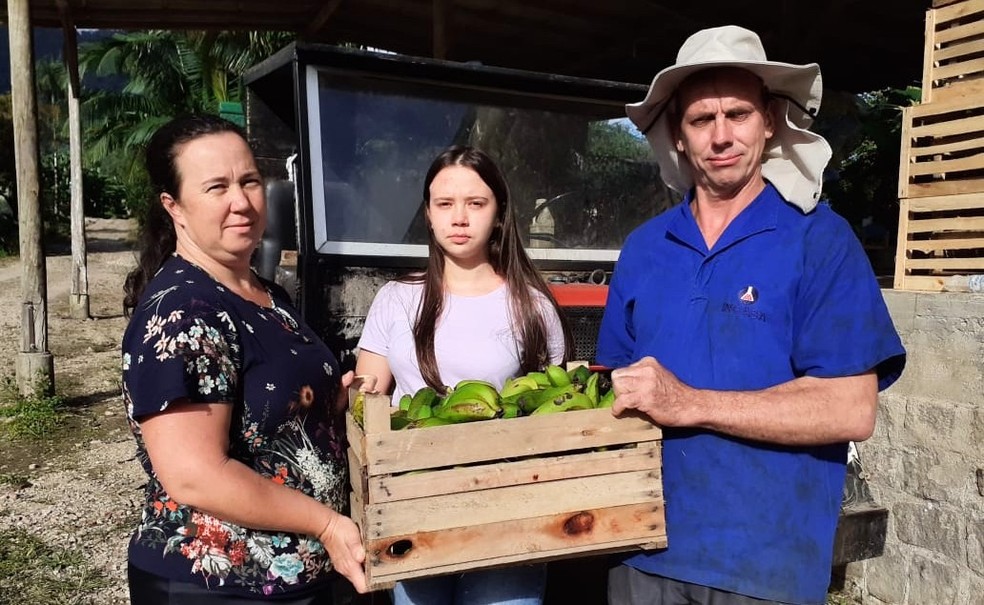 Noemi é filha de produtores de banana em Garuva (SC) — Foto: Jornal Folha Norte SC/Reprodução