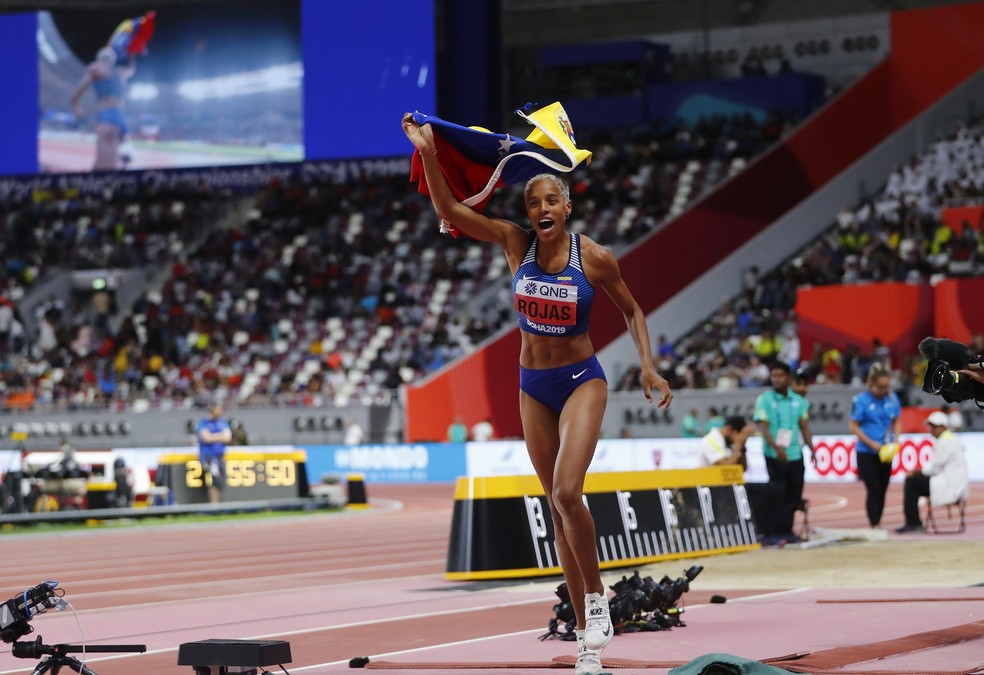 Yulimar Rojas vibra com o bicampeonato mundial no salto triplo — Foto: Kai Pfaffenbach/Reuters