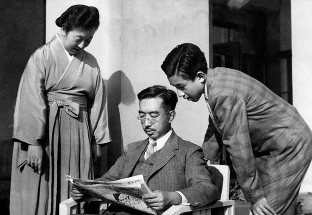 O jovem príncipe Akihito (dir.) lê o jornal ao lado de seu pai, o imperador Hirohito, e da mãe, a imperatriz Kojun, em foto da década de 1950. Akihito foi entronado o 125º imperador do Japão em 1989, após a morte de seu pai — Foto: AFP/Intercontinentale/Arquivo