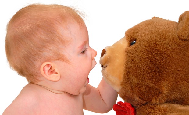 Bebê com ursinho de pelúcia (Foto: Shutterstock)