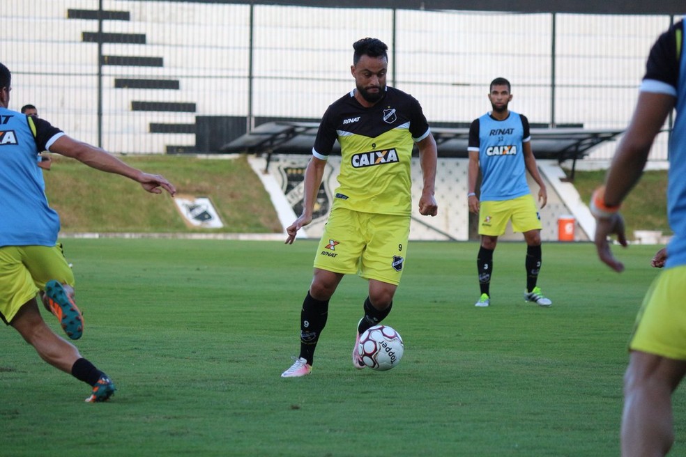 Nando treina entre os titulares na primeira parte do coletivo do ABC (Foto: Andrei Torres/ABC)