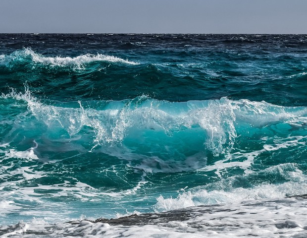 A grande quantidade de carbono que os seres humanos emitem a atmosfera está sendo, em parte, absorvida pelos oceanos (Foto: Pixabay)
