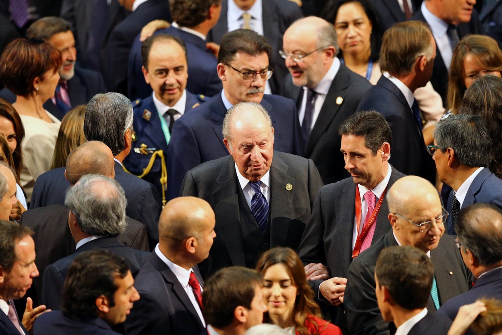 Ex-rei da Espanha, Juan Carlos comparece à cerimônia de posse. (Foto: Ivan Alvarado/Reuters)
