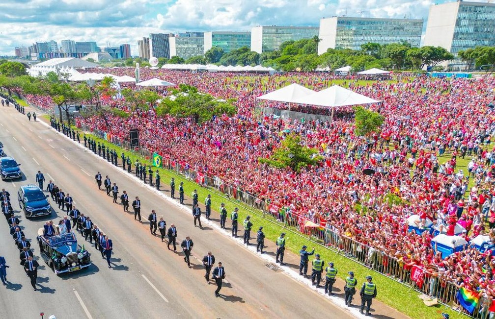 Lula desfila em carro aberto antes da cerimônia de posse, em Brasília, neste domingo (1º) — Foto: Ricardo Stuckert/Divulgação