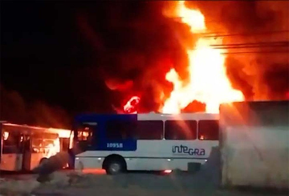  Incêndio em pátio de empresa de ônibus de Salvador destruiu ao menos 58 coletivos, em Salvador (Foto: Reprodução/TV Bahia)