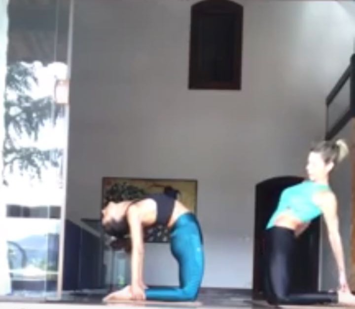 Isis Valverde em aula de ioga (Foto: Reprodução/Instagram)