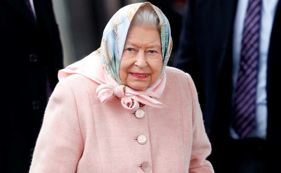 Elizabeth II: o lenço sobre a cabeça, uma marca dos momentos de descanso da rainha