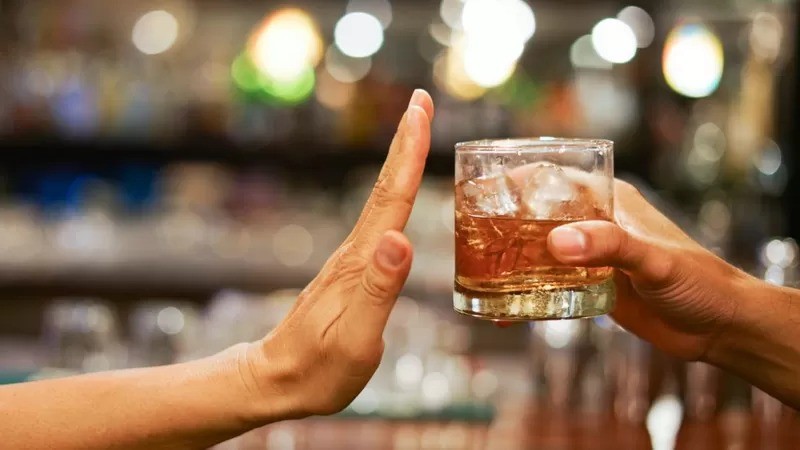 Pessoas com intolerância genética ao álcool ou outros ingredientes presentes nas bebidas alcoólicas precisam evitá-las a todo custo (Foto: GETTY IMAGES via BBC)