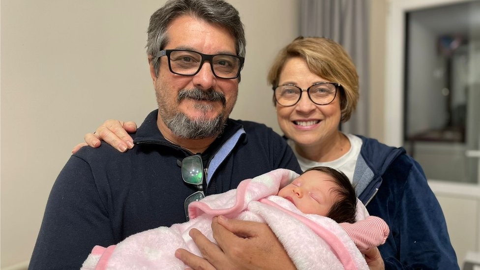 João e Marilena foram à Ucrânia visitar a netinha Sofia, que havia acabado de nascer (Foto: Arquivo Pessoal)