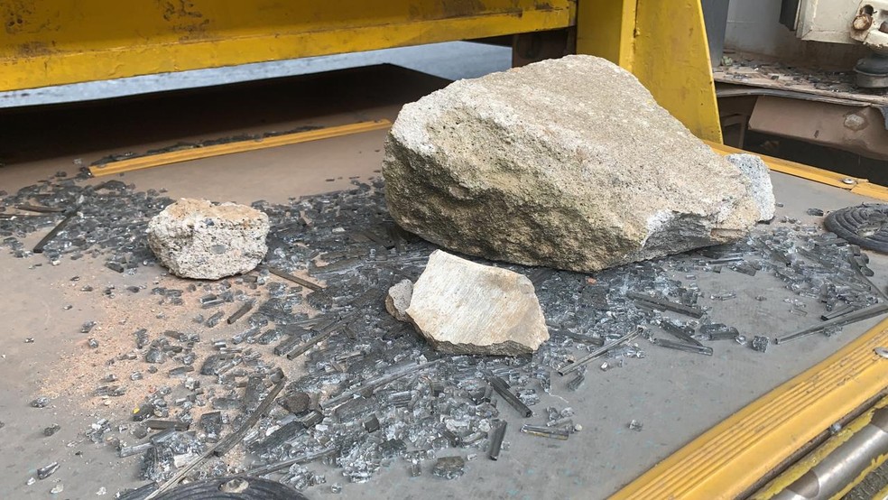 População apedrejou ônibus em Maceió — Foto: Valmir Inácio/TV Gazeta