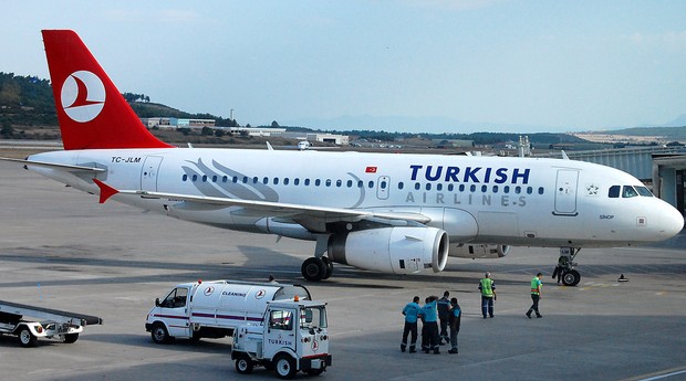 Avião da Turkish Airlines no aeroporto de Istambul, na Turquia (Foto: Reprodução)