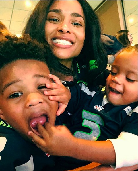 A cantora Ciara com os dois filhos (Foto: Instagram)