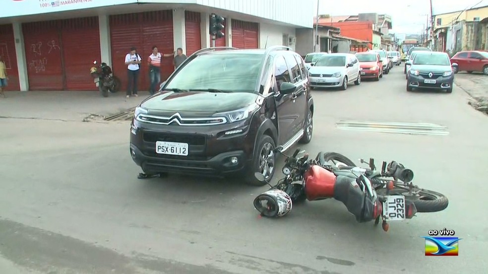 Motociclista colidiu contra um veículo de passeio no início da manhã desta quinta-feira (16) na Avenida dos Africanos. — Foto: Reprodução/ TV Mirante 