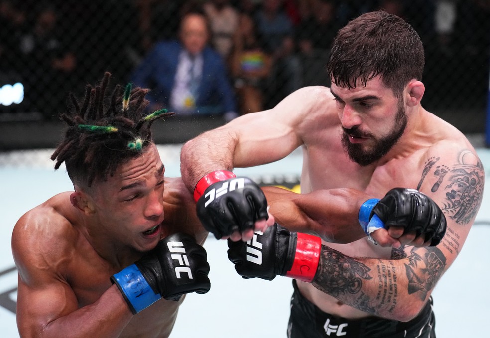 Alex Leko (esq.) e Joe Solecki (dir.) trocam golpes em luta do card preliminar do UFC — Foto: Chris Unger/Zuffa LLC