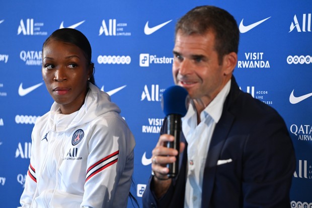 Na foto, Grace Geyoro e Didier Ollé-Nicolle, técnico do Paris Saint Germain demitido da equipe feminina (Foto: Pascal Le Segretain - PSG/PSG via Getty Images)