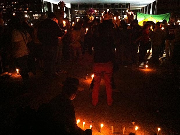 Servidores federais acendem velas na noite desta quarta (15) na Praça dos Três Poderes em manifestação por reajuste salarial (Foto: Káthia Mello/G1)