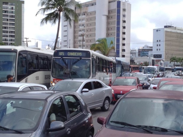 Protesto de taxistas no Recife causa reflexo no trânsito na área (Foto: Marlon Costa/Pernambuco Press)