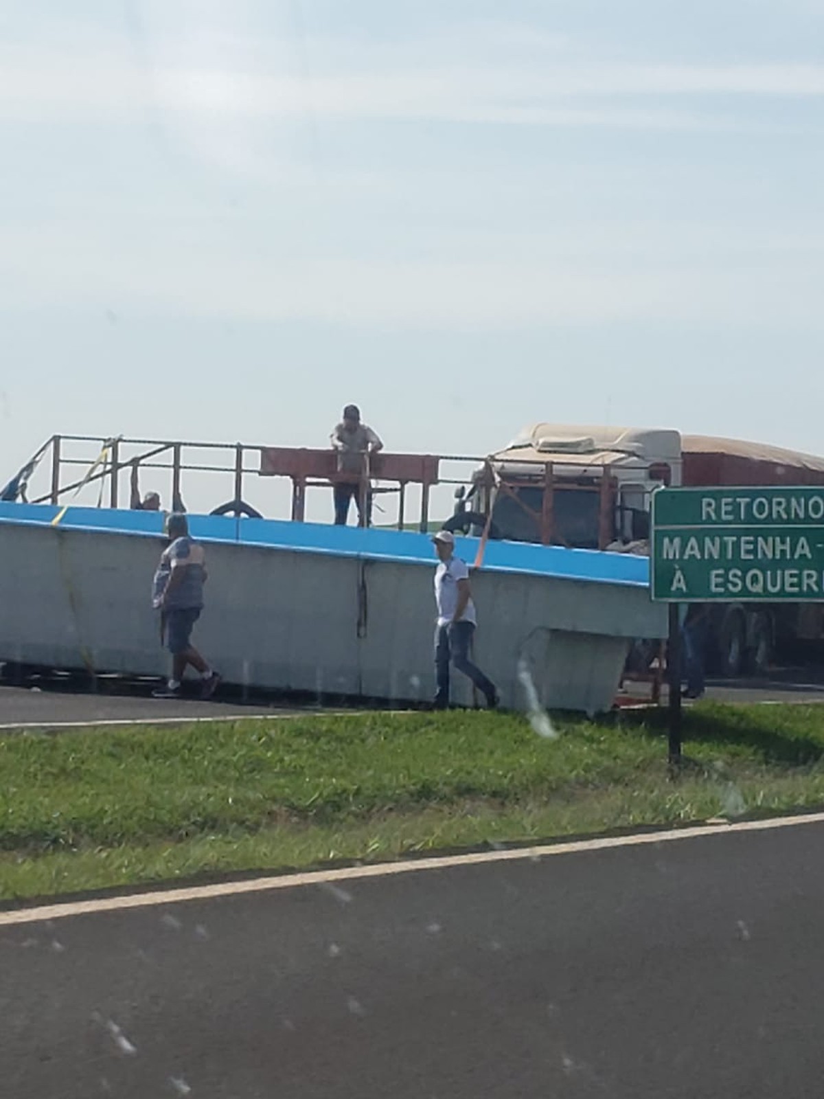 Piscina De 8 Metros De Comprimento Cai De Caminhao E Bloqueia Trecho De Rodovia No Norte Do Parana Norte E Noroeste G1