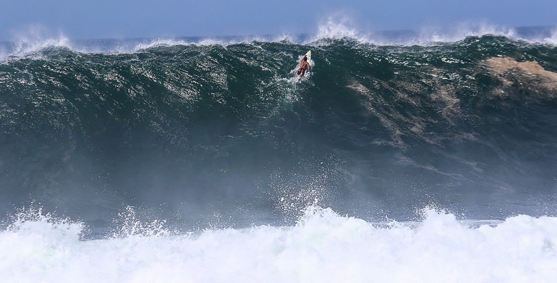 Perto do topo: o surfista Daniel Rodrigues "escala" a grande onde — Foto: Aporé de Paula
