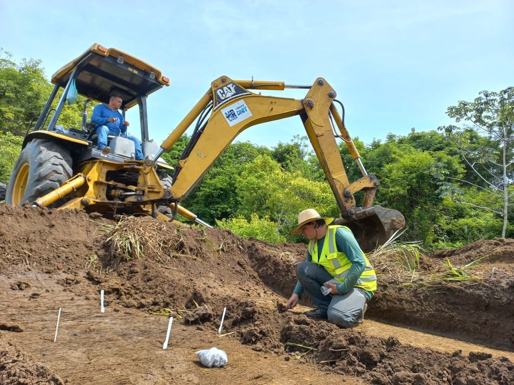 Arqueólogo conto com ajuda de máquina no trabalho de escavação de sítio arqueológico  — Foto: Iepa/Divulgação