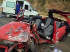 Carro 'racha' ao meio em colisão na SP-191 em São Pedro, SP; 3 feridos