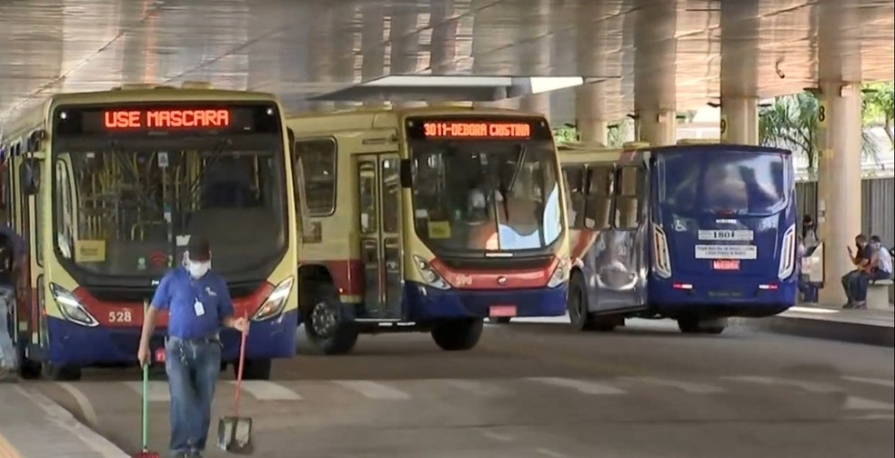 Ônibus no Terminal Urbano de São José do Rio Preto  — Foto: Reprodução/TV TEM