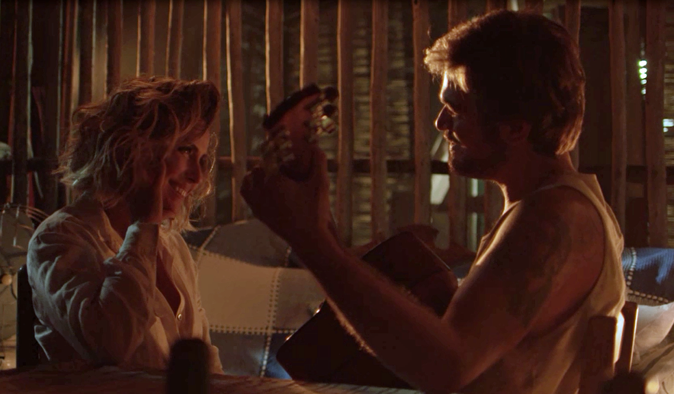 A DJ fica encantada, mas diz que reconhece a canção (Foto: TV Globo)