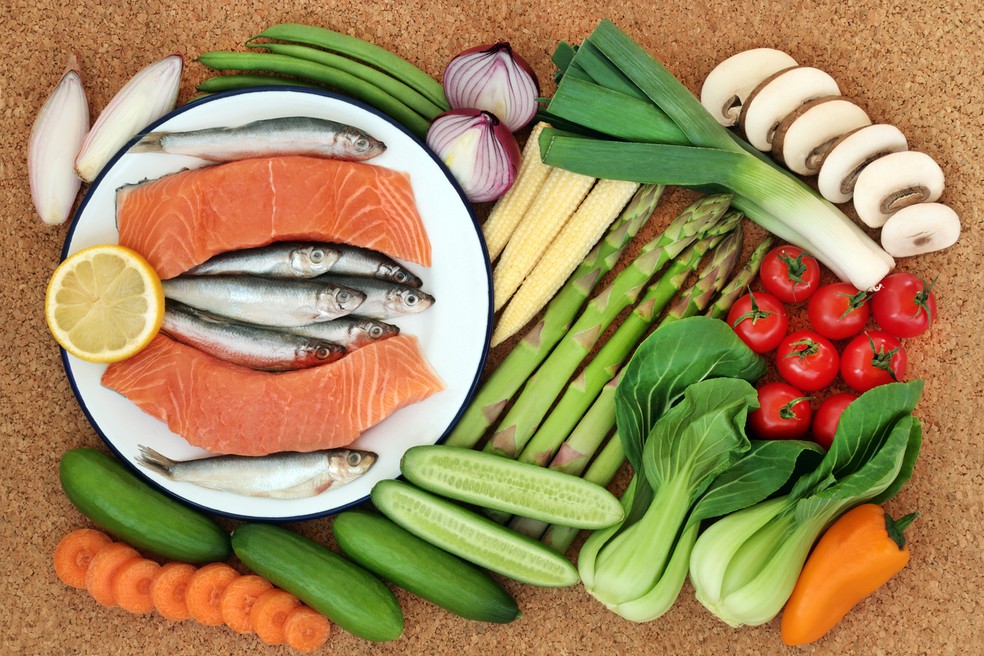 Salmão e sardinha são fontes de ômega 3 e de vitamina D, e legumes e verduras são ricos em fibras: combate aos sintomas da endometriose  — Foto: Istock Getty Images