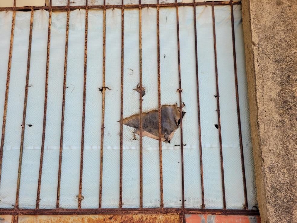 Portão da casa em Guaratiba onde família viveu trancada por 17 anos  — Foto: Cristina Boeckel/g1 Rio 