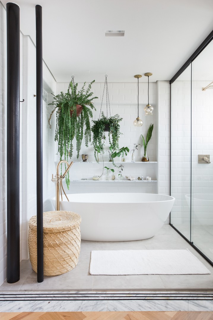 Décor do dia: banheiro branco com prateleira de plantas  (Foto: Divulgação)