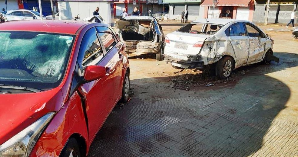 Carros ficaram destruidos após temporal em São Carlos — Foto: A CidadeON/São Carlos 