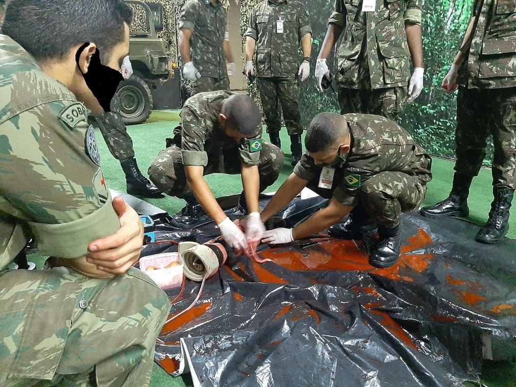 Exército realiza curso na Marinha do Brasil e fotos são publicadas com máscara fake — Foto: Reprodução/Internet