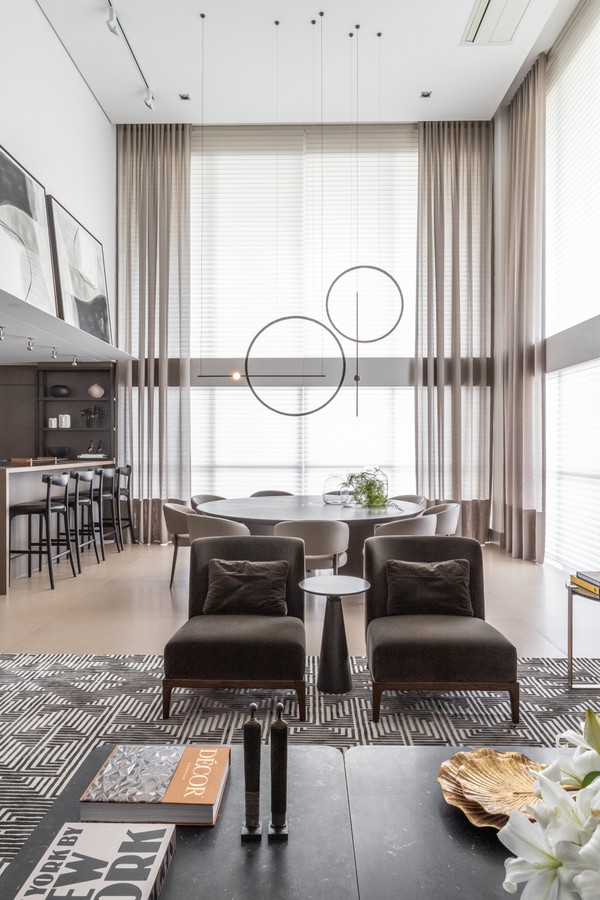 400 m² com pé-direito duplo e décor elegante (Foto: Leandro Moraes)