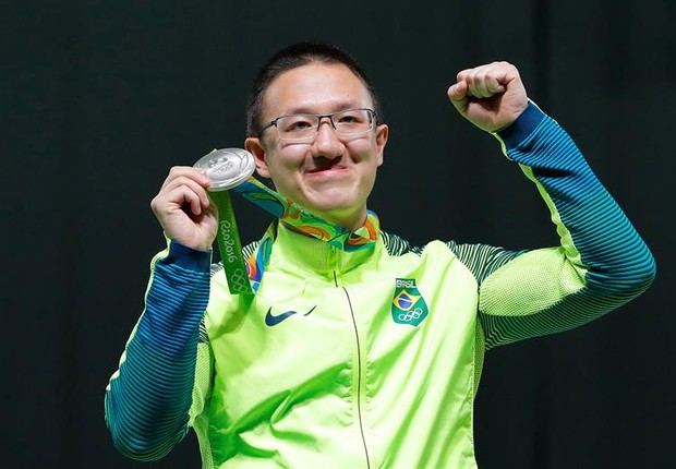 Felipe Wu dá a primeira medalha ao Brasil (Foto: EFE/EPA/VALDRIN XHEMAJ)