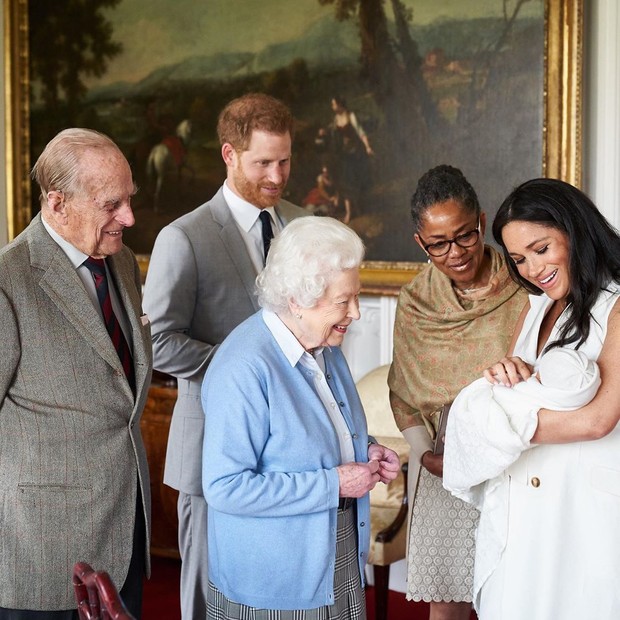 Archie Harrison Mountbatten-Windsor conhecendo os bisavós  (Foto: reprodução/Instagram)
