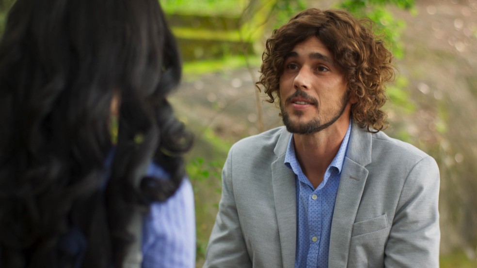 Rafael (Bruno Ferrari) encontra Kyra (Vitória Strada) usando peruca em 'Salve-se Quem Puder' — Foto: Globo