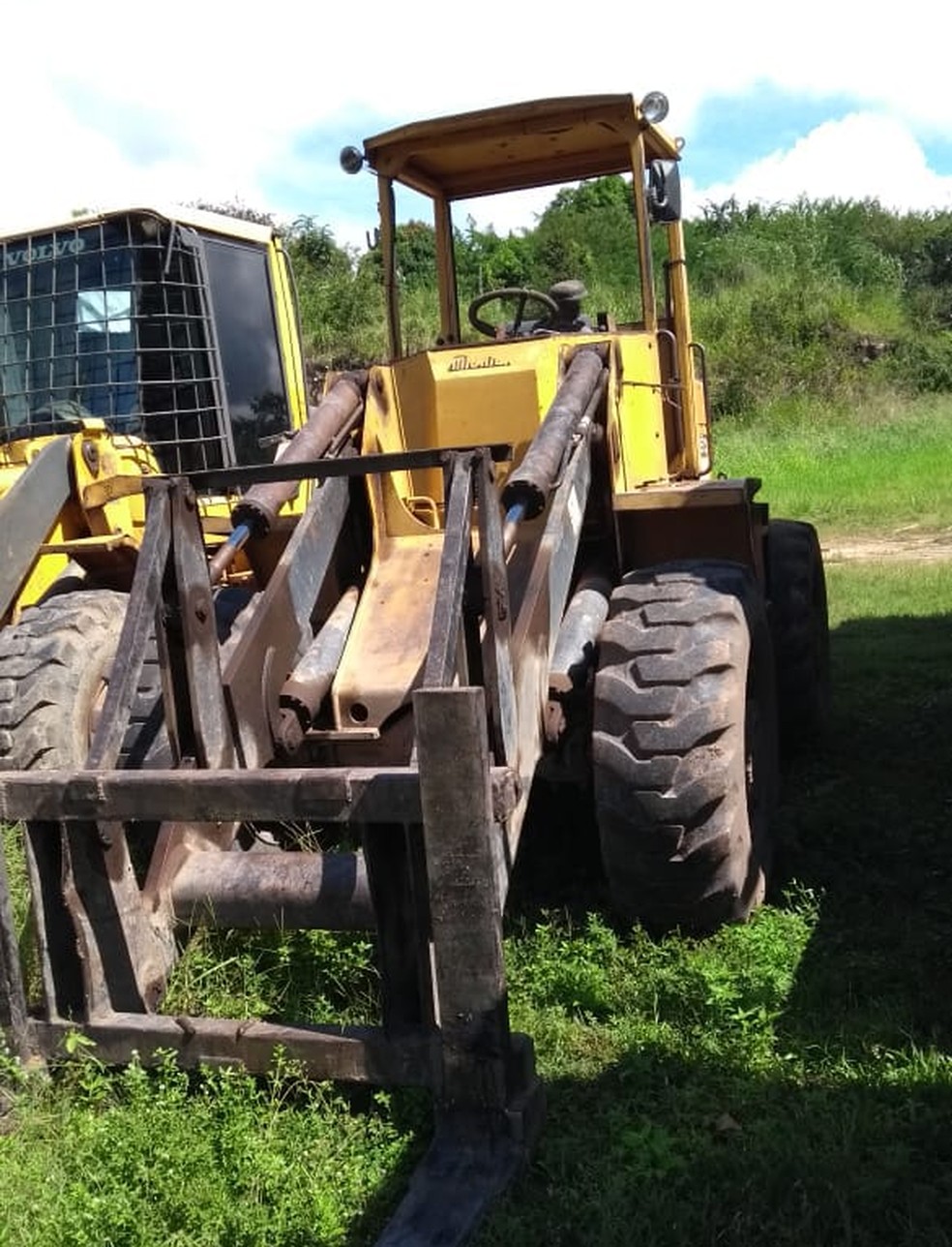 Trator também foi apreendido em madeireira (Foto: Polícia Ambiental de Jaci-Paraná/4PEL-PA)