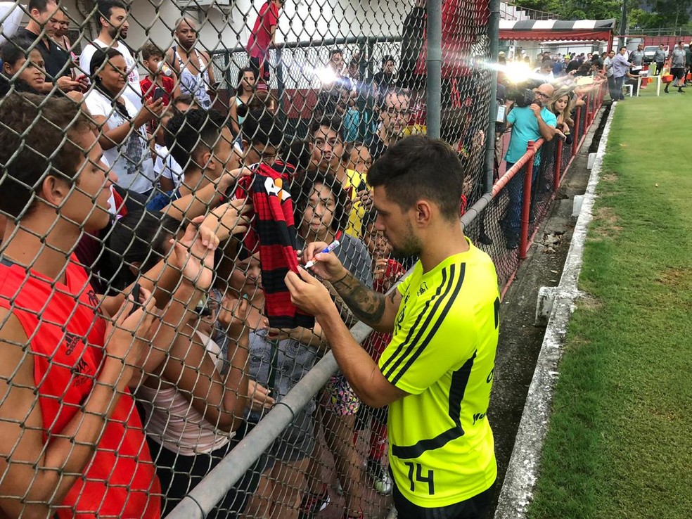 Arrascaeta atende a torcedores apÃ³s o treino na GÃ¡vea â Foto: DivulgaÃ§Ã£o / Flamengo