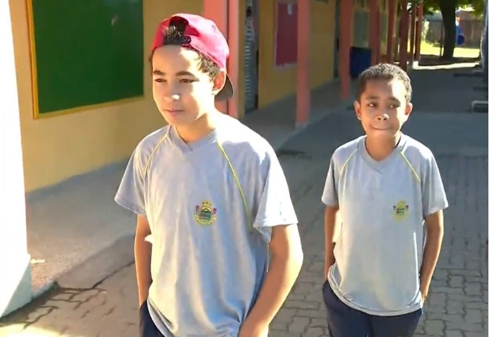 Pierre (atrás) e Igor (na frente) na escola onde estudam — Foto: Reprodução/RBS TV