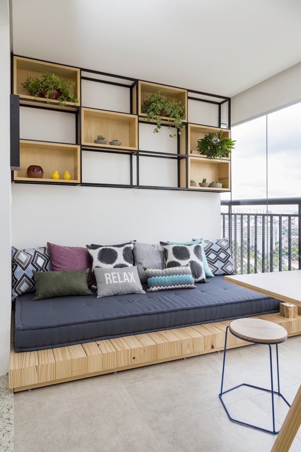 Madeira clara e décor de tons suaves desenham apartamento de 100 m² (Foto: Julia Ribeiro)