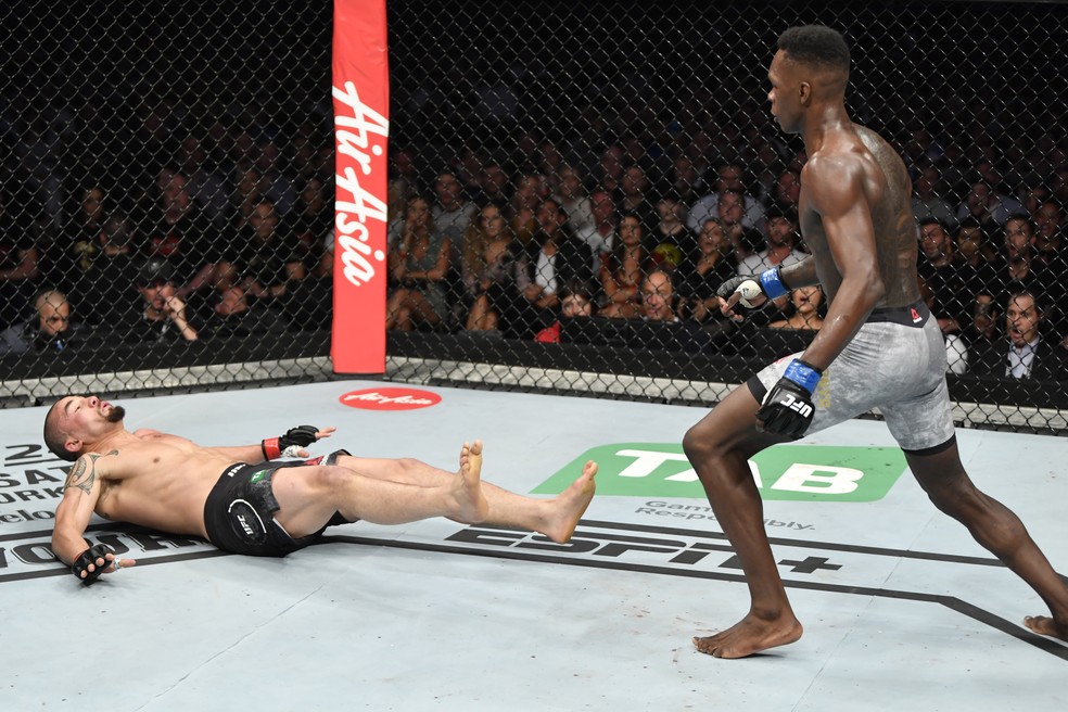 Israel Adesanya derrubou Robert Whittaker no último segundo do primeiro round no UFC 243 — Foto: Getty Images