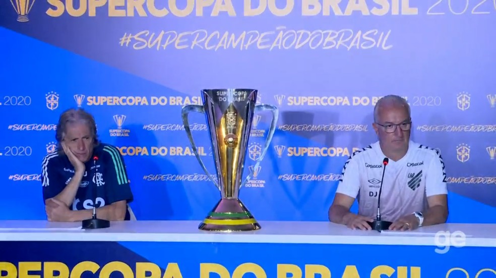 Jesus concedeu coletiva ao lado de Dorival Júnior em Brasília, um dia antes da decisão da Supercopa — Foto: Reprodução