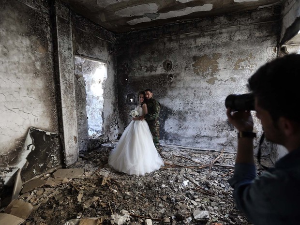 Prédio de Homs destruído pela guerra na Síria é um dos locais escolhido para ensaio de recém-casados (Foto: AFP PHOTO/JOSEPH EID)