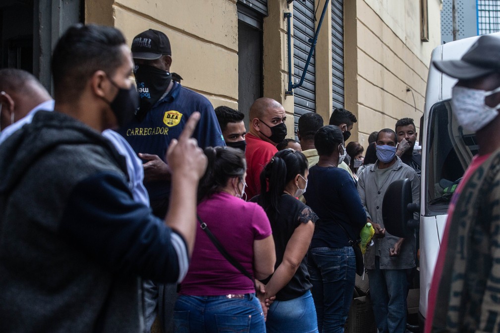 Movimentação na Rua 25 de Março em São Paulo (SP), nesta quarta-feira (10), primeiro dia de reabertura do comércio de rua — Foto: Werther Santana/Estadão Conteúdo
