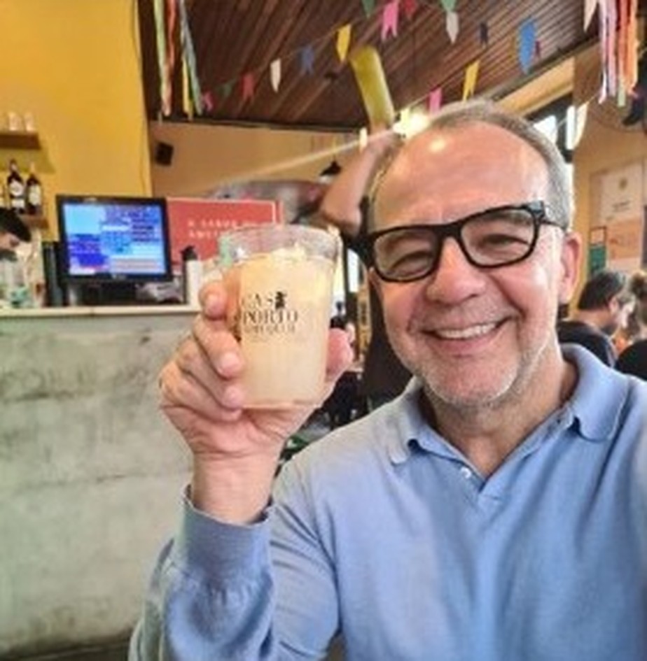 O ex-governador Sérgio Cabral visitou restaurante no Centro do Rio, e donos dão banho de sal grosso no local