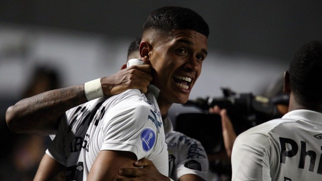 Lucas Barbosa comemora o gol do Santos contra o Unión La Calera