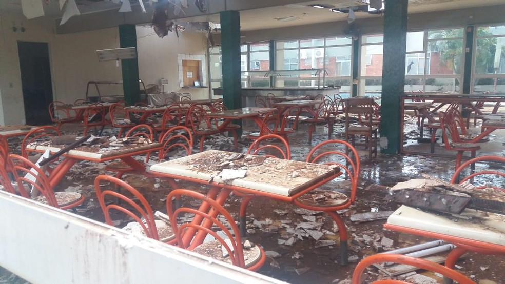 Telhado do restaurante foi derrubado pelo vento — Foto: TV Anhanguera