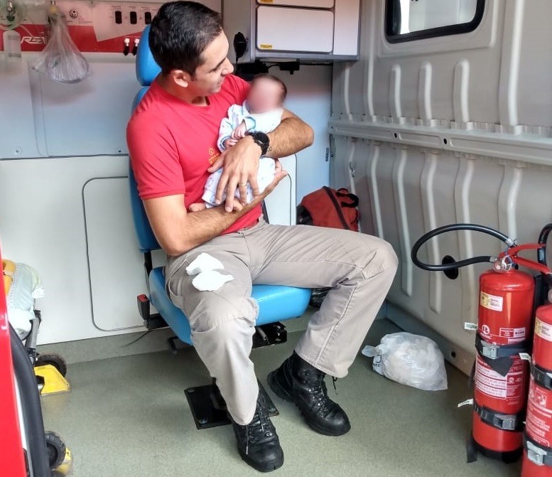 Bebê de 15 dias é salvo por bombeiro após ser levado engasgado com leite materno a quartel no Paraná: 'Gratificante'