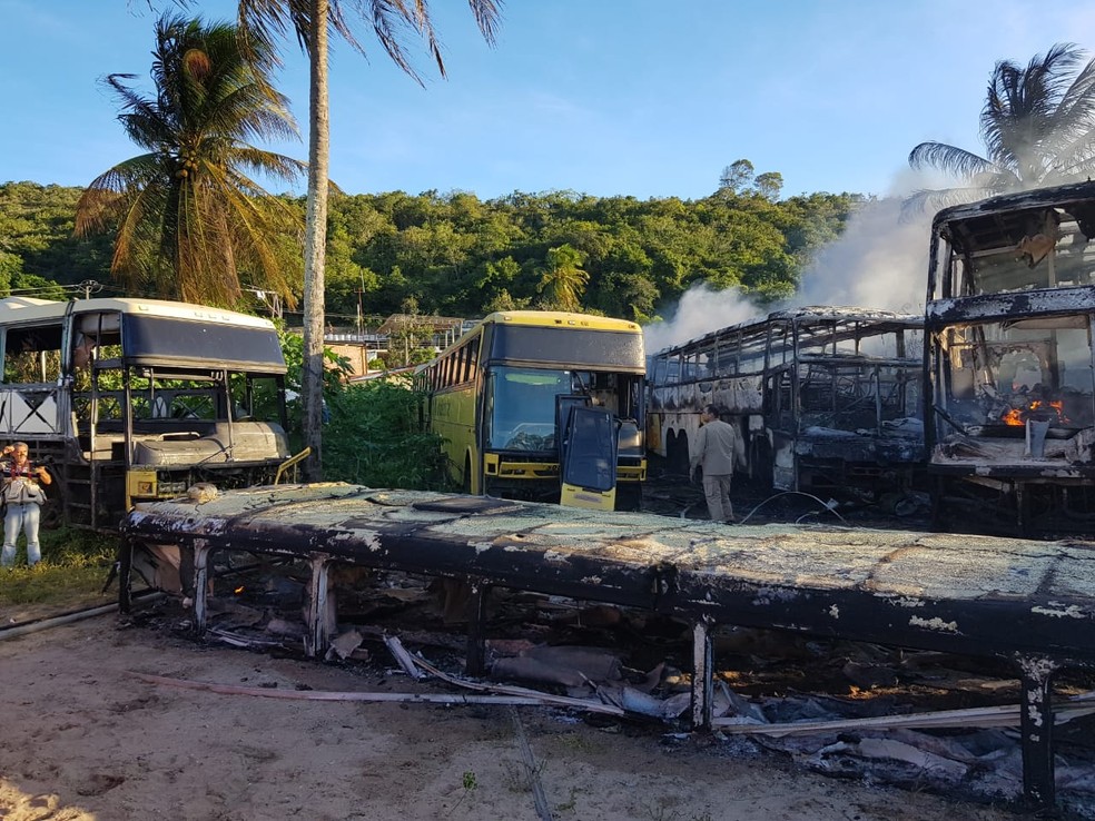 Onze Ã´nibus pegaram fogo em ferro-velho na Zona Oeste de Natal (Foto: DivulgaÃ§Ã£o/PM)