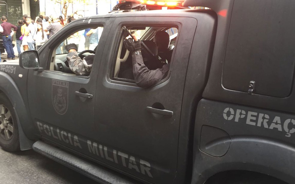 Homens do Batalhão de Operações Especiais chegam ao local (Foto: Bruno Albernaz)